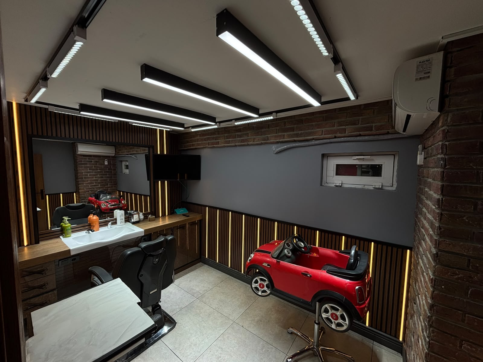 VIP salon — ayna ve ampul detayı